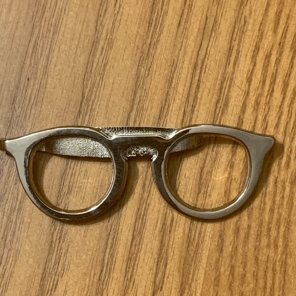 Épinglette en forme de lunette